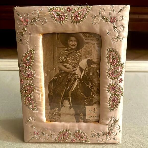 New View handmade embroidered and jewel detailed satin 4x6 picture NWT - Picture 1 of 5